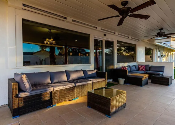 Vakantiehuis 5br Oasis With Heated Pool, Hot Tub And Bbq And