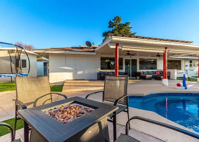 Vakantiehuis 5br Oasis With Heated Pool, Hot Tub And Bbq And