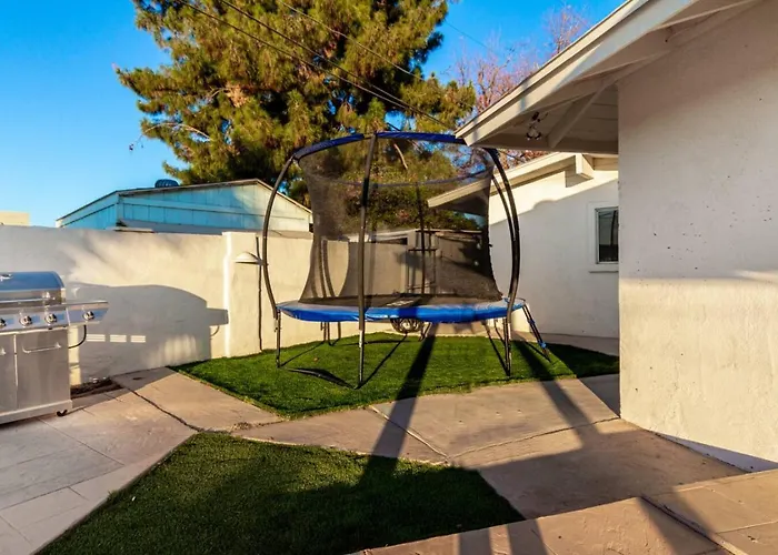 Vakantiehuis 5br Oasis With Heated Pool, Hot Tub And Bbq And