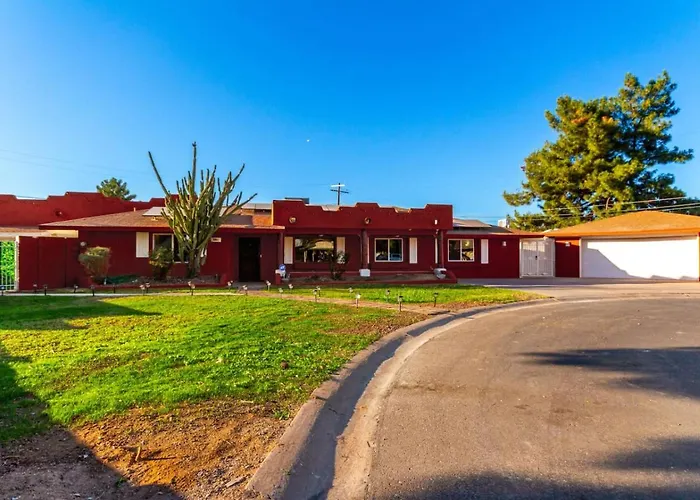 Vakantiehuis 5br Oasis With Heated Pool, Hot Tub And Bbq And
